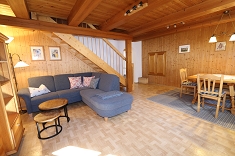 Ferienhaus im Hof Wohnraum mit großer Couch