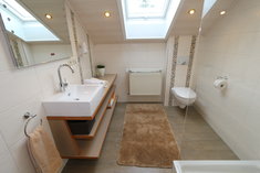 Holzhaus Lavendel Badezimmer im Obergeschoss