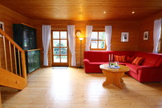 Holzhaus Lavendel Wohnraum mit großer Eckcouch